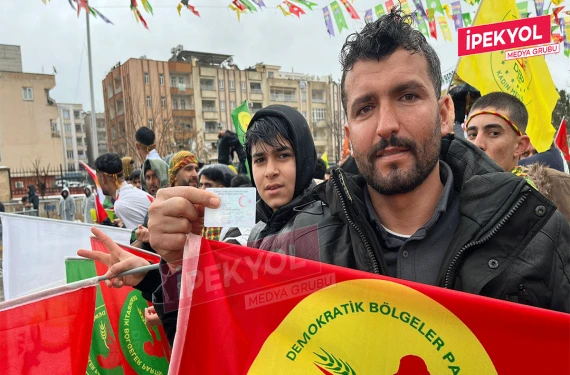 Kimlikle beraber Newroz’a katıldı