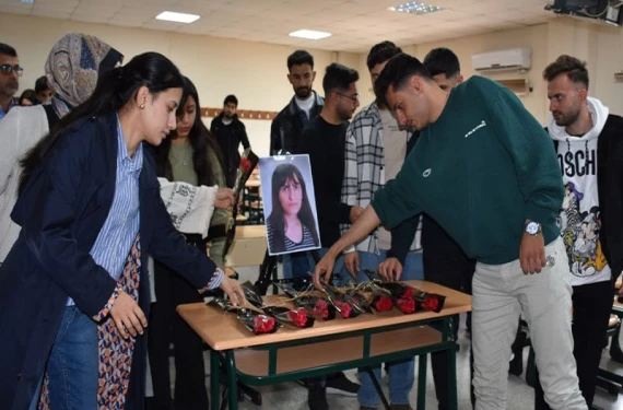 Karanfil bıraktılar...