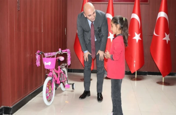 Kaymakam hediye verdi