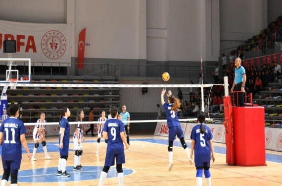 Törenle ilk müsabakalar başladı