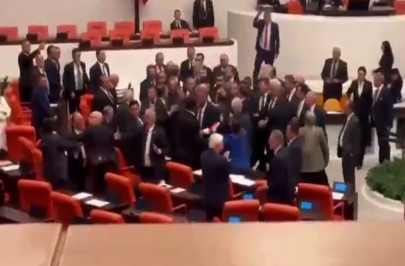 Meclis klasiği yumruklar konuştu!