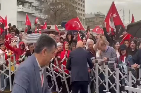 Polis kelepçeli barikat kurdu!