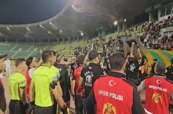 Hakeme şişe fırlattılar