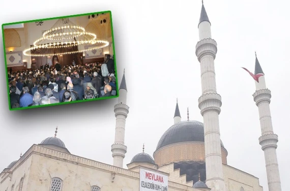 Cumhur Müezzinliği eşliğinde!