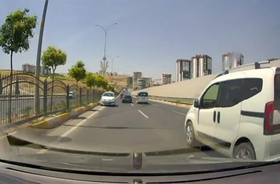 Ters yöne giren sürücü trafikte tehlike saçtı…