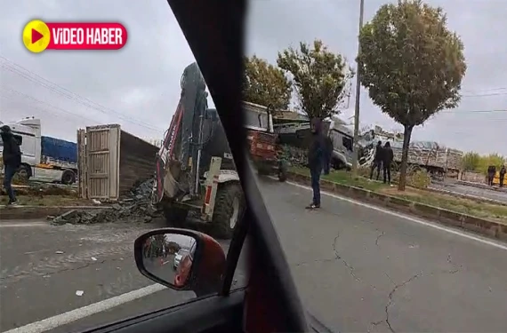 Lastik patladı, tır devrildi