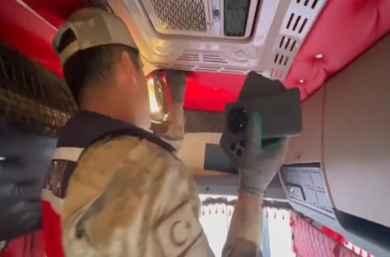 Onlarca kaçak telefonu TIR'a gizlemiş