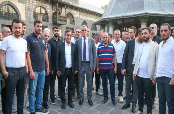 Şanlıurfalı başkana forma hediye etti