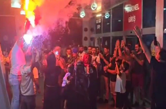 Çiçeklerle karşılandı...