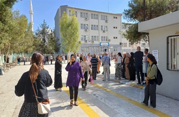 Veliler dışarıda, adaylar içeride terledi: