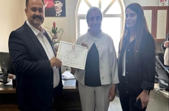 Mazbatasını aldı