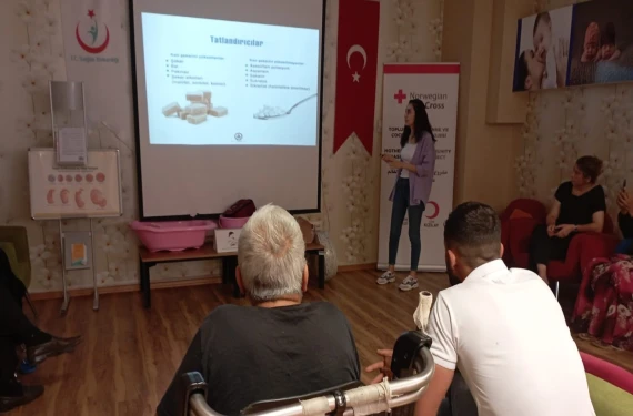 Uygulamalı öğretiyor