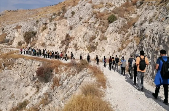 O manzara için 15 kilometre yürüdüler…