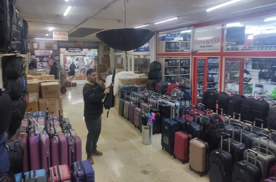 Şemsiye satıcılarının yüzü güldü