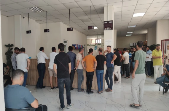 Kuyruk uzayıp gidiyor...