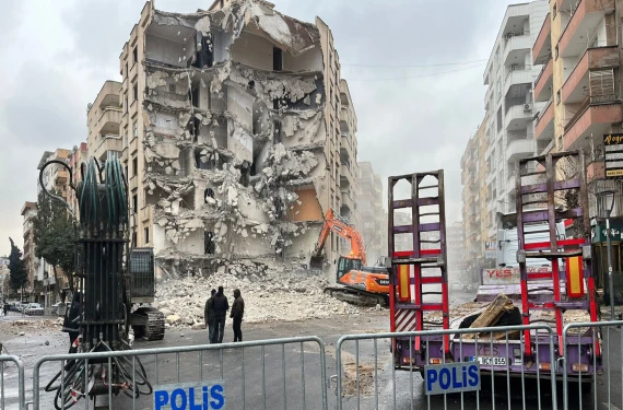 Yıkım işlemleri devam ediyor
