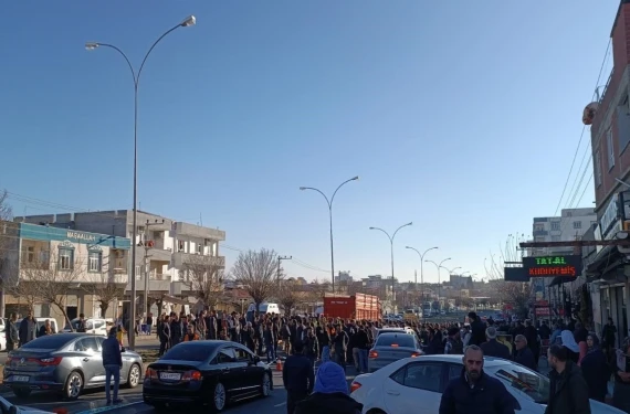 Vatandaşlar yolu trafiğe kapattı