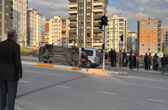 İki araç çarpıştı