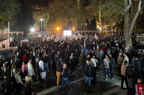 Eller semaya açıldı
