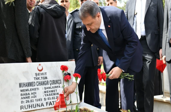 Vali Şıldak karanfil bıraktı