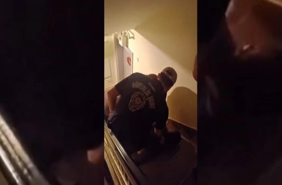 Dergi binası önüne akın ettiler