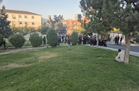 Herkes birbirine girdi