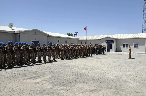 Komutanlıklara çıkarma yaptı