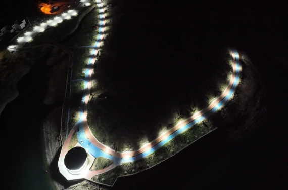 Ormanda mavi sulara karşı...