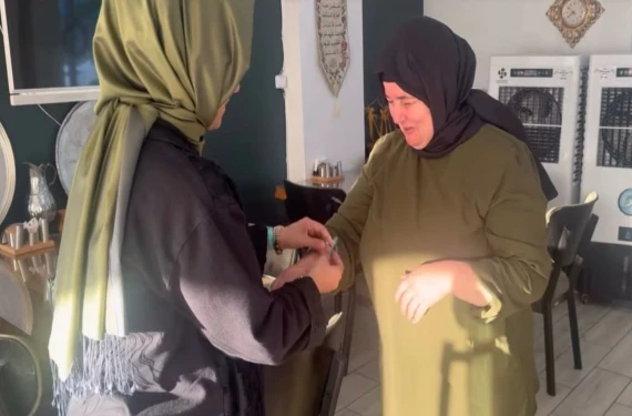 Mavi kurdelelerini taktı...