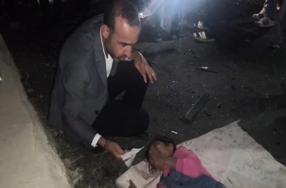 Minibüs ile otomobil çarpıştı