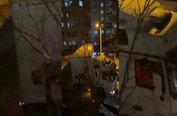 TIR sokakta sıkıştı...