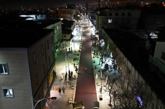 Cadde boyu renkli asfalt