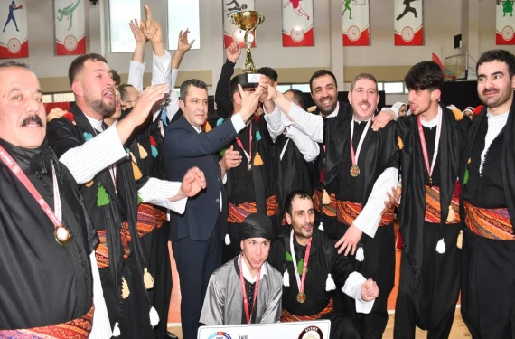 Sahnede gururlandıran başarı: