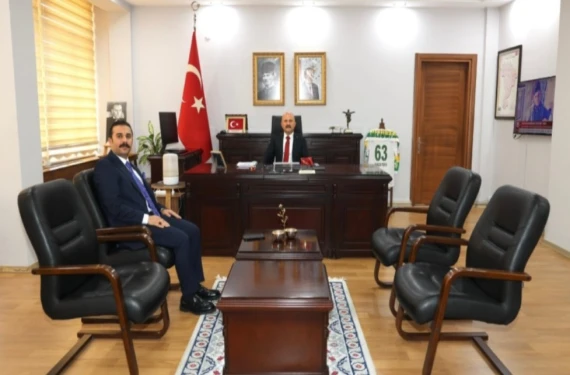 Makam odasında baş köşede!