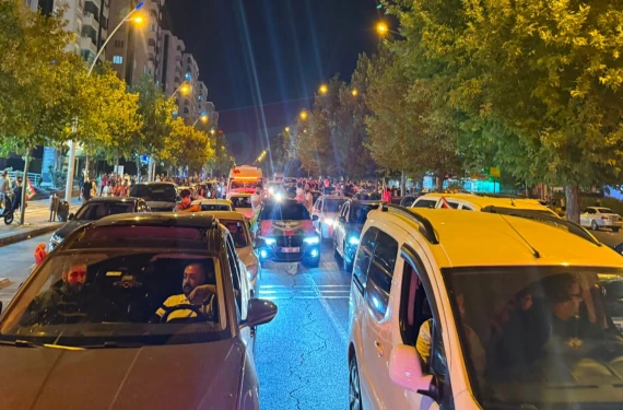 Coşku sokağa taştı...