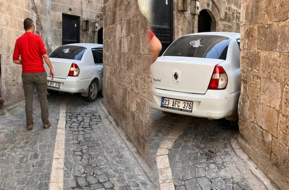 Araç sıkıştı kaldı