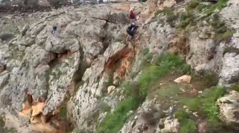 Şanlıurfa'da uçurumda kurtarma operasyonu: Saatlerce ulaşmaya çalıştılar