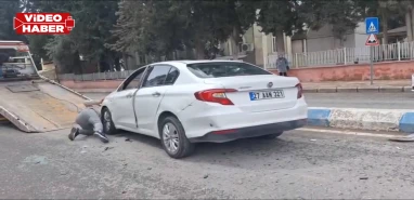 Şanlıurfa'da önündeki tıra çarpmamak için manevra yaptı! Refüje çarptı...