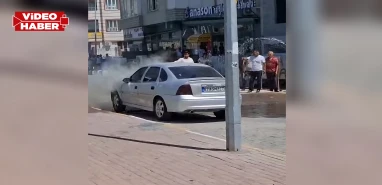 Şanlıurfa’da seyir halindeki otomobil alev aldı! Esnafın müdahalesi faciayı önledi