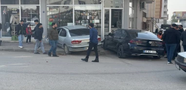 Şanlıurfa’da iki otomobil kontrolden çıktı! İş yeri vitrinine çarparak durdular…