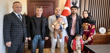 Şanlıurfa’da kimlik hatası giderildi! Kaymakam aileyi makamında ağırladı