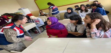 Urfa’da jandarma ekipleri öğrencilerle çeşitli aktiviteler yaptı