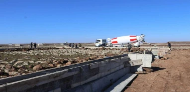 Karaköprü’de kırsal mahalleye çim saha