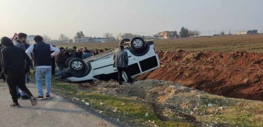 Şanlıurfa’da tekeri patlayan araç şarampole devrildi!