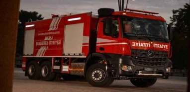 Urfa'da seyir halindeki tır yandı