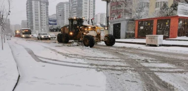 Karaköprü’de karlı yollar temizleniyor