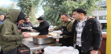 Öğretmenevinden depremzedelere yemek yardımı