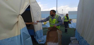 Viranşehir Belediyesi komşu ilde depremzedelere kandil simidi dağıttı