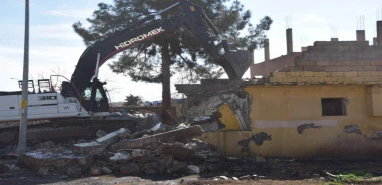 Viranşehir’de hasarlı evlerin yıkımına başlandı