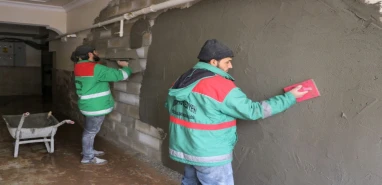 Karaköprü’de sel sonrası zarar gören evlerin onarımı sürüyor
